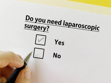Bir kişi bağırsak sorunlarıyla ilgili soruya cevap veriyor. Laparoskopik ameliyat..