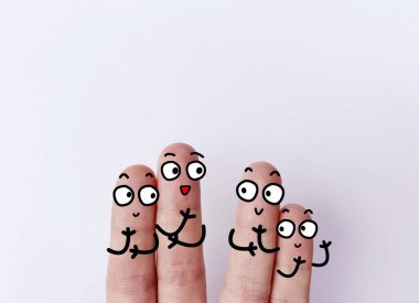 Dört parmak dört kişi olarak süslenmiştir. Mutlular..