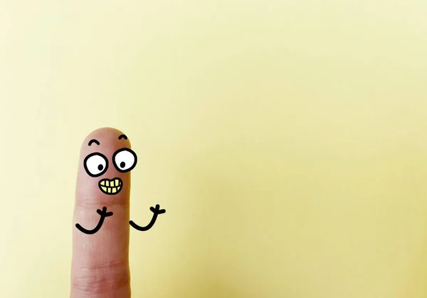 一本の指が黄色の歯を持つ一人として飾られている — ストック写真