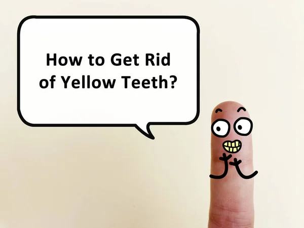 一本の指が黄色い歯を持つ一人として飾られています 黄色の歯を取り除く方法を聞いてる — ストック写真