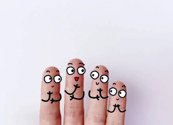 4本の指が4人として飾られている 彼らは幸せだ — ストック写真