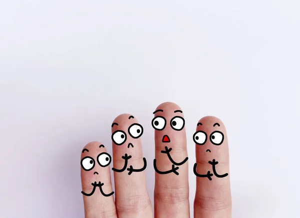 4本の指が4人として飾られている 心配してる — ストック写真