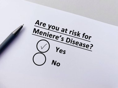 Bir kişi ENT hastalığıyla ilgili soruya cevap veriyor. Meniere hastalığı riski var..