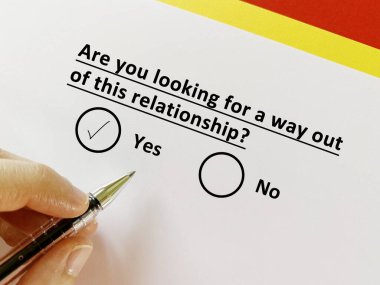 Bir insan evlilik sorusuna cevap veriyor. Bu ilişkiden kurtulmanın bir yolunu arıyor..