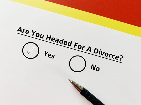 Person Answering Question Marriage Headed Divorce — Stock Photo, Image