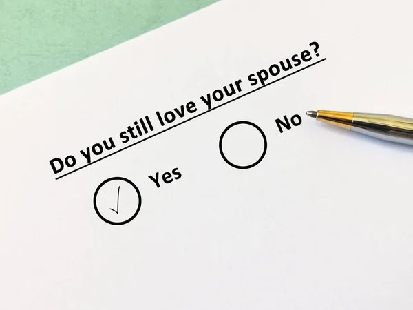 Egy Ember Válaszol Házassággal Kapcsolatos Kérdésre Még Mindig Szereti Házastársát — Stock Fotó