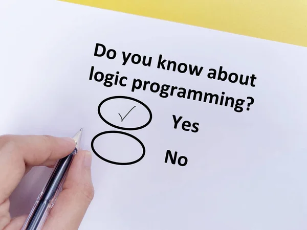 Une Personne Répond Une Question Sur Intelligence Artificielle Connaît Programmation — Photo
