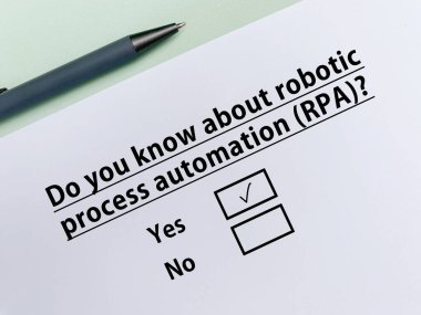 Bir kişi yapay zekayla ilgili soruya cevap veriyor. Robot işlem otomasyonunu biliyor..