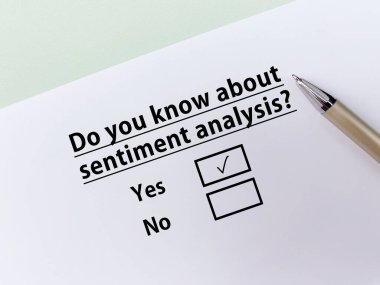 Bir kişi yapay zekayla ilgili soruya cevap veriyor. Duygu analizini biliyor..