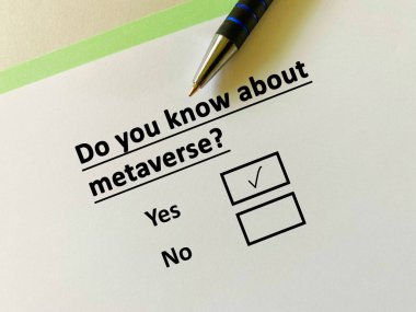 Bir kişi yapay zekayla ilgili soruya cevap veriyor. Metaevreni biliyor..