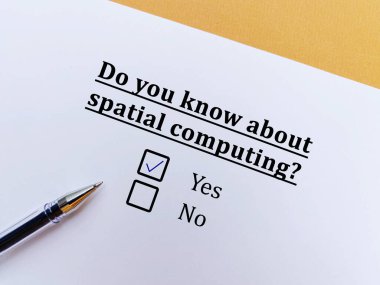 Bir kişi yapay zekayla ilgili soruya cevap veriyor. Uzaysal hesaplamaları biliyor..