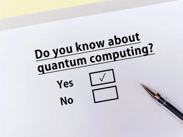 一个人在回答有关人工智能的问题 他知道量子计算 — 图库照片
