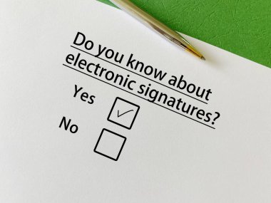 Bankacılıkla ilgili soruya bir kişi cevap veriyor. Elektronik imzaları biliyor..