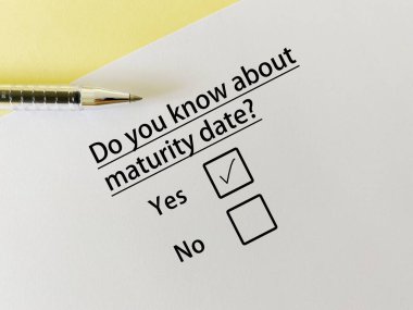 Bankacılıkla ilgili soruya bir kişi cevap veriyor. Olgunluk tarihini biliyor..