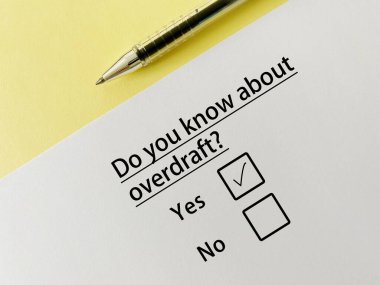 Bankacılıkla ilgili soruya bir kişi cevap veriyor. Ödenmemiş parayı biliyor..