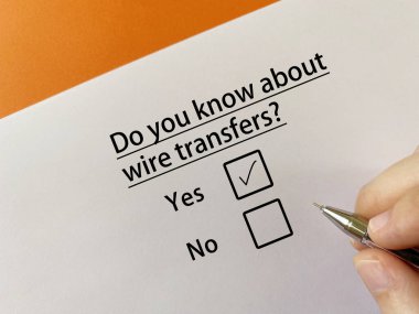 Bankacılıkla ilgili soruya bir kişi cevap veriyor. Para transferlerini biliyor..