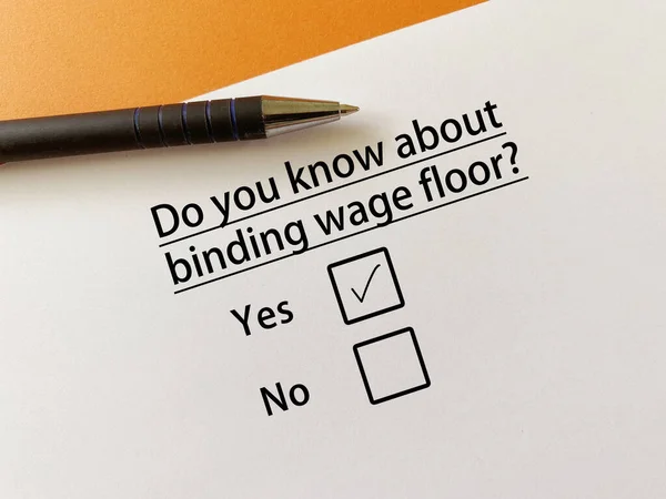 Person Answering Question Banking Knows Binding Wage Floor — Stock Photo, Image
