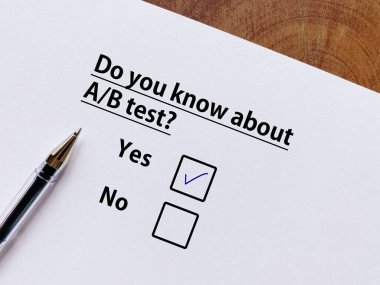 Bir insan reklamla ilgili soruya cevap veriyor. A / B testini biliyor..