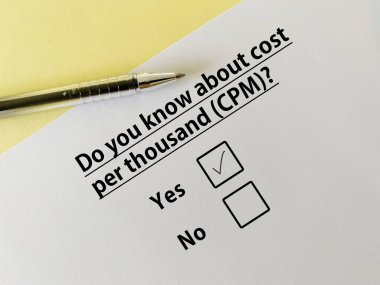 Bir insan reklamla ilgili soruya cevap veriyor. Bin kişi başına maliyeti biliyor..