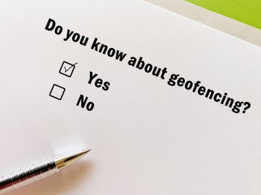 Bir insan reklamla ilgili soruya cevap veriyor. Coğrafyayı biliyor..