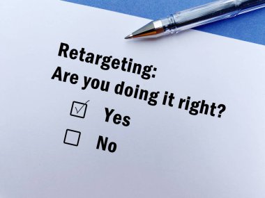 Bir insan reklamla ilgili soruya cevap veriyor. Yeniden hedefleme yaptığını sanıyor..