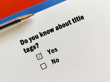 Bir insan reklamla ilgili soruya cevap veriyor. Başlık etiketlerini biliyor..