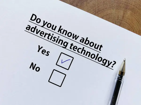 Una Persona Está Respondiendo Pregunta Sobre Publicidad Sabe Sobre Tecnología — Foto de Stock