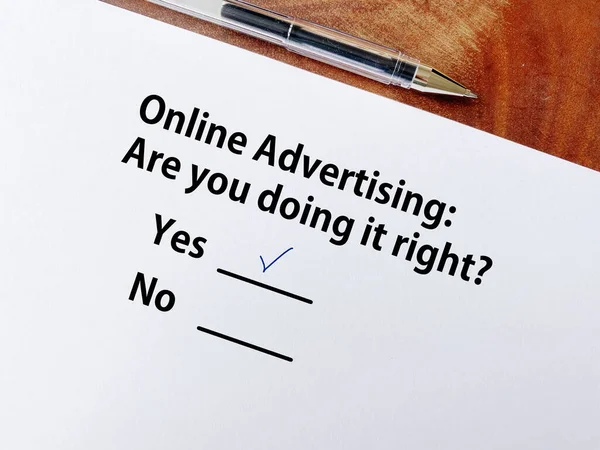 Una Persona Está Respondiendo Pregunta Sobre Publicidad Sabe Acerca Publicidad — Foto de Stock