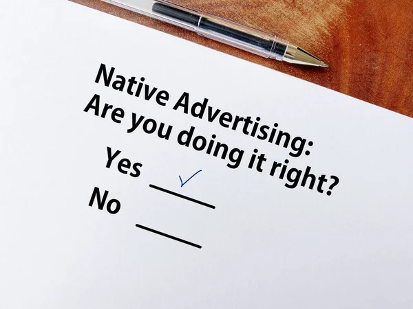 Una Persona Está Respondiendo Pregunta Sobre Publicidad Sabe Publicidad Nativa — Foto de Stock