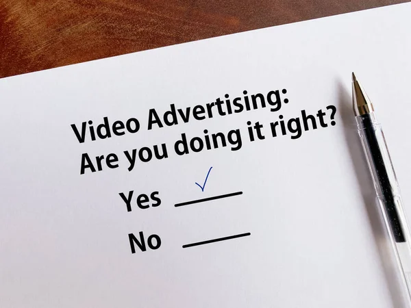 Una Persona Está Respondiendo Pregunta Sobre Publicidad Sabe Publicidad Vídeo — Foto de Stock