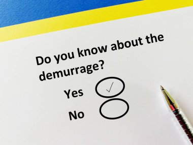 Bir kişi lojistikle ilgili soruya cevap veriyor. Cesaretin ne olduğunu biliyor..