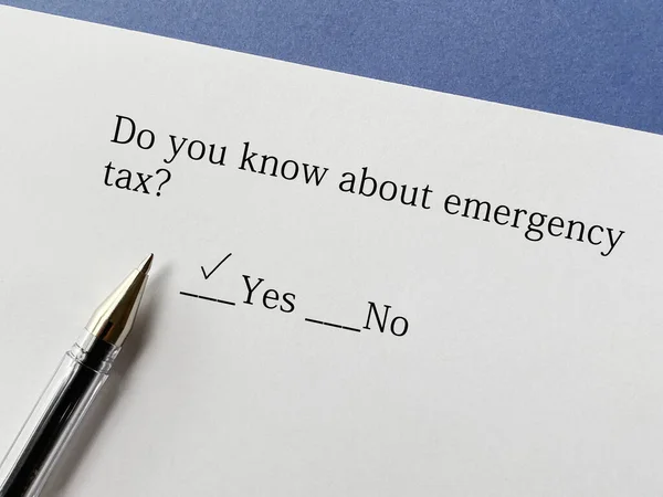 一个人在回答关于税收的问题 他知道紧急税的事 — 图库照片