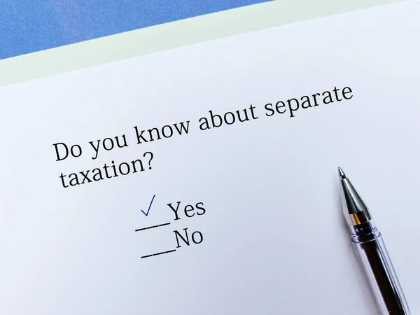 Κάποιος Απαντά Ερώτηση Για Φορολογία Ξέρει Για Την Ξεχωριστή Φορολογία — Φωτογραφία Αρχείου