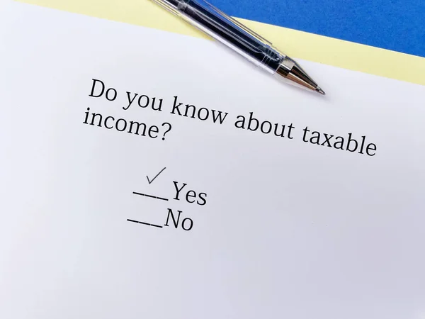 Person Svarar Frågor Beskattning Han Känner Till Beskattningsbar Inkomst — Stockfoto
