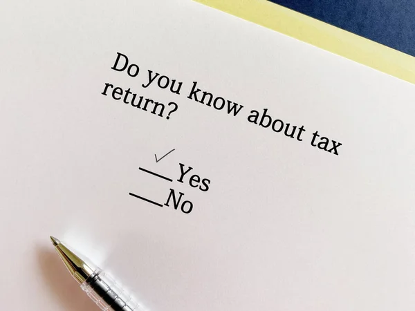 一个人在回答关于税收的问题 他知道报税表 — 图库照片