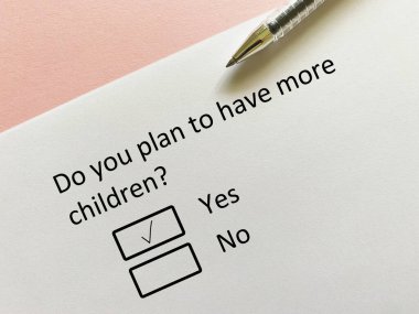 Bir kişi finansla ilgili soruya cevap veriyor. Daha fazla çocuk yapmayı planlıyor..