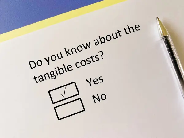 Una Persona Está Respondiendo Una Pregunta Sobre Finanzas Sabe Costos — Foto de Stock