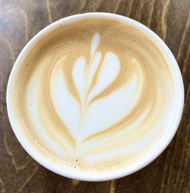 Çiçek şeklinde latte köpük sanatı.