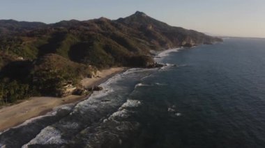 Sahile vuran deniz dalgalarının güzel manzarası