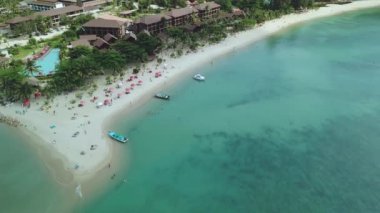 Gökyüzünden görünen doğayla çevrili güzel sahil.