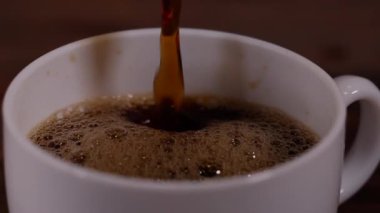 Beyaz bir fincan kahve dolduruyorum, yavaş çekimde kapatıyorum..