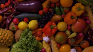 Birçok meyve ve sebze sunumu