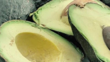 Avokadoları yarı yarıya kesmeye hazır olun..