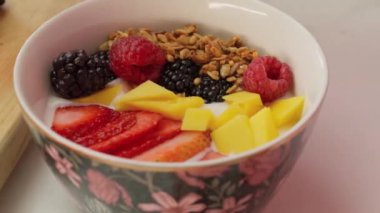 Yoğurt kahvaltısı hazırlıyorum. Meyve ve granola ile.