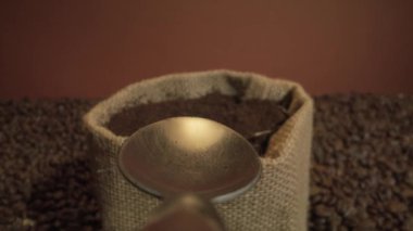 Bir kaşığın çuvaldan kahve kapması.