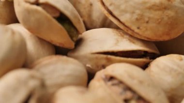 Kabuklarında çok detaylı bir karede fıstık yığını.