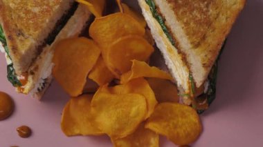 Patates cipsi ve yarım kızarmış sandviç.