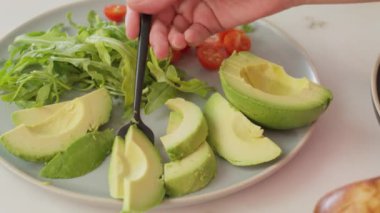 Avokado ve sebzeli bir dilim ekmek hazırlıyorum.