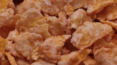 Mısır gevreği kaplı mısır gevreği yüzeyi, çok yakından görülüyor, sağdan sola doğru gidiyor..