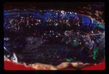 Opal: Parlak İlkel Silika Minerali